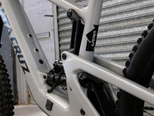 Load image into Gallery viewer, Ex Demo Santa Cruz Heckler SL Carbon C - S Kit - Large / Silver