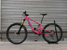 Load image into Gallery viewer, Ex Demo Juliana Roubion Carbon CC - XO1 Kit - Medium / Fuchsia
