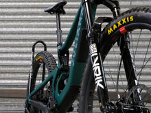 Load image into Gallery viewer, Ex Demo Juliana Roubion Carbon CC - XO AXS Reserve - Medium / Jade
